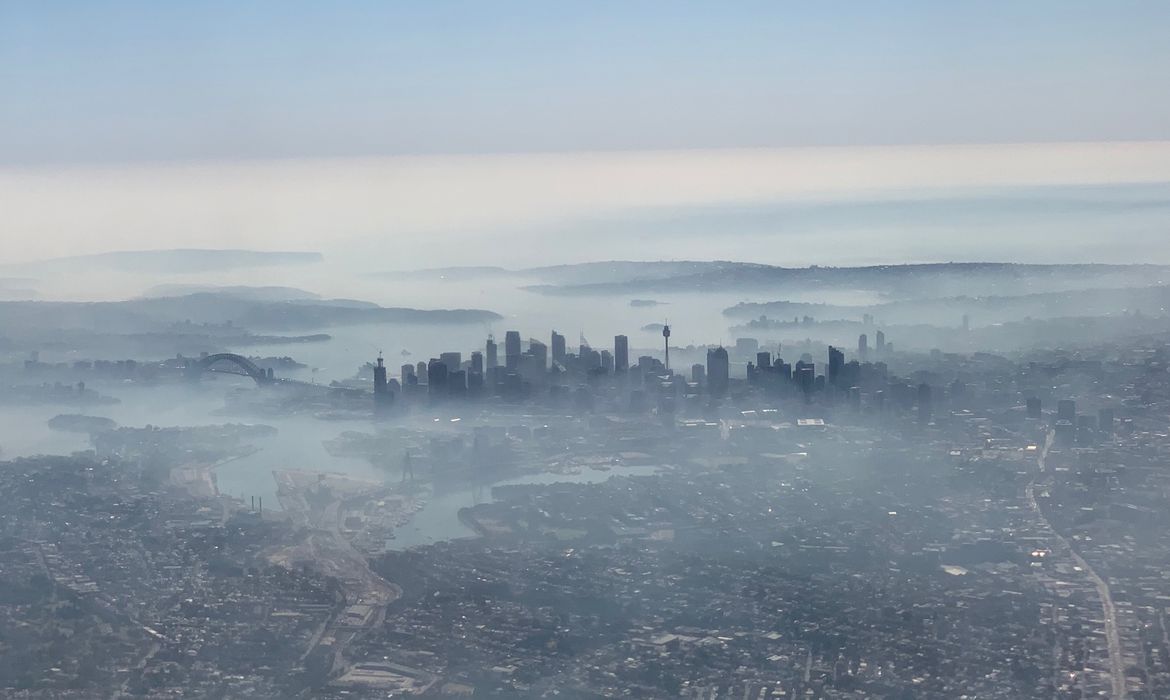 An image taken on a smart phone from a plane window shows smoke haze blanketing Sydney, Australia, November 19, 2019. AAP Image/Neil Bennett/via REUTERS    ATTENTION EDITORS - THIS IMAGE WAS PROVIDED BY A THIRD PARTY. NO RESALES. NO ARCHIVE.