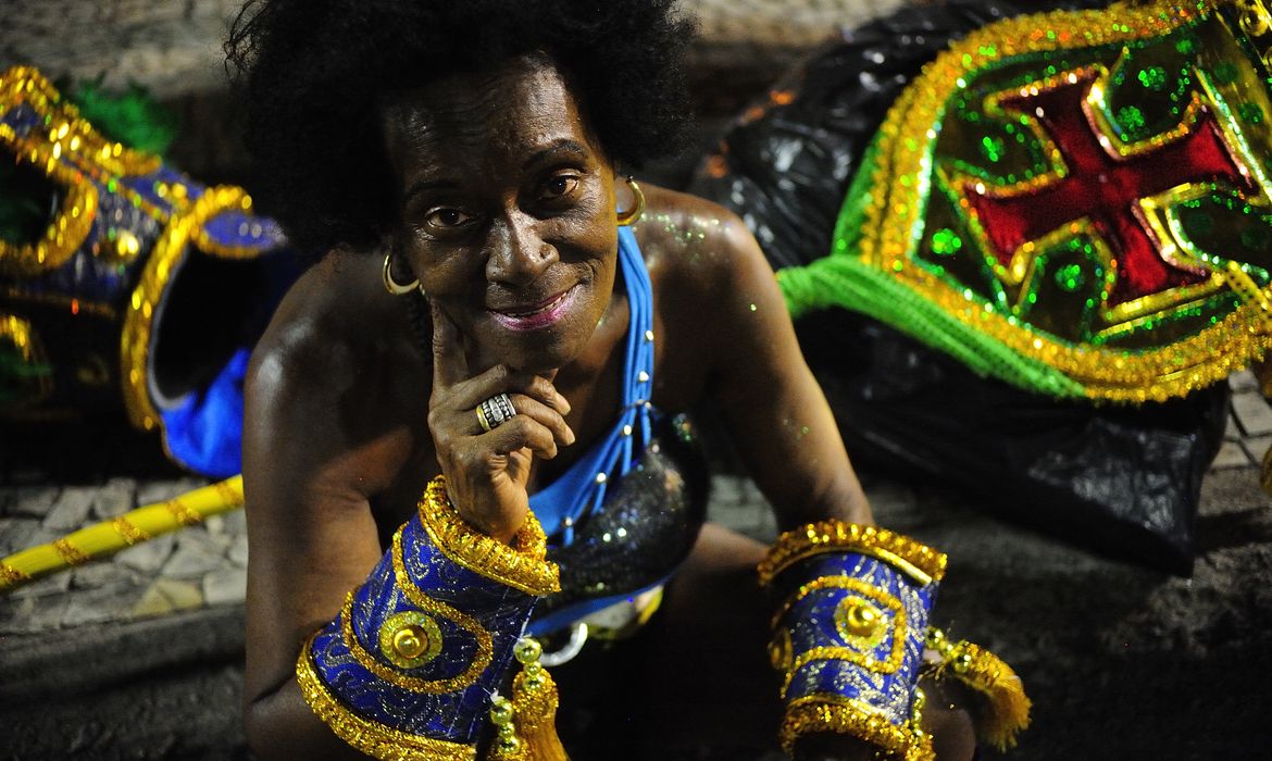  Últimos ajustes na concentração para o desfile das escolas de samba da Série A que abrem Carnaval 2015 no sambódromo da Marquês de Sapucaí (Fernando Frazão/Agência Brasil)