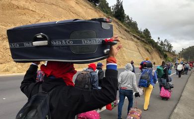 Venezuelanos caminham por estrada equatoriana a caminho do Peru em Tulcán  REUTERS/Andres Rojas