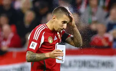 Daniel Lukacs durante pausa para hidratação no jogo entre Hungria e Armênia
 11/10/2025   REUTERS/Bernadett Szabo
