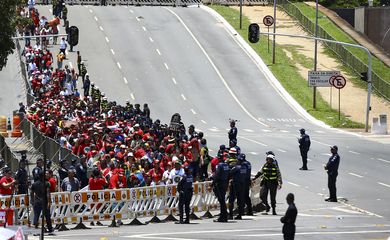 Apoiadores do presidente eleito do Brasil, Luiz Inácio Lula da Silva, se reúnem antes da cerimônia de posse, em Brasília