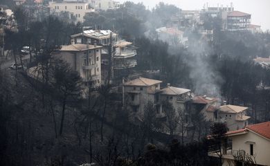 EPA6975. NEO VOUTZA (GRECIA), 24/07/2018.- Vista de una zona arrasada por las llamas en Neo Voutza, en el noreste de Attica (Grecia) hoy, 24 de julio de 2018. Al menos 49 personas han muerto y 172 han resultado heridas en los graves incendios