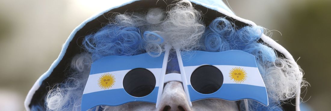 Um torcedor da Argentina assiste a partida da Copa do Mundo contra o Irão, no último sábado (21)
