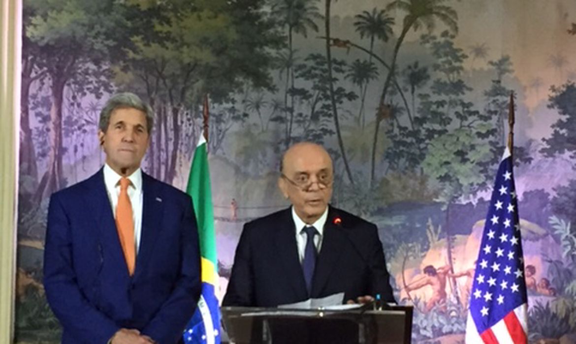 O secretário de Estado norte-americano, John Kerry, e o ministro das Relações Exteriores, José Serra, em pronunciamento após encontro