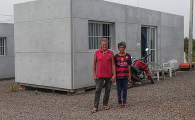 Cruzeiro do sul (RS), 27/04/2025 – O casal, Liane Maria de Quadros (64 anos) e Danilo Hiedt (65 anos), conversam com agência Brasil, no abrigo temporário.
58 moradias temporárias na parte alta de um morro onde será construído o novo bairro passo estrela.O novo loteamento contará com 480 lotes, dos quais parte será destinada à construção de moradias através das Atas de Registro de Preço da Secretaria de Habitação e Regularização Fundiária (Sehab), e outra parte será disponibilizada para que os próprios beneficiários construam suas casas com recursos próprios. O investimento estimado é de R$ 120 milhões
Foto: Joédson Alves/Agência Brasil