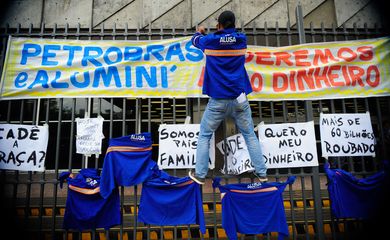 Trabalhadores da Comperj em implantação no município de Itaboraí, na região metropolitana do Rio, fazem manifestação em frente ao edifício-sede da Petrobras no centro do Rio.( Tânia Rego/Agência Brasil)