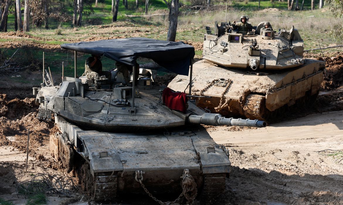 Tanques israelenses perto da fronteira de Gaza
 7/2/2024    REUTERS/Amir Cohen