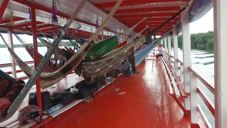 No trajeto de barco que liga o município Novo Airão à capital Manaus, no Amazonas, as redes substituem as poltronas de viagem.