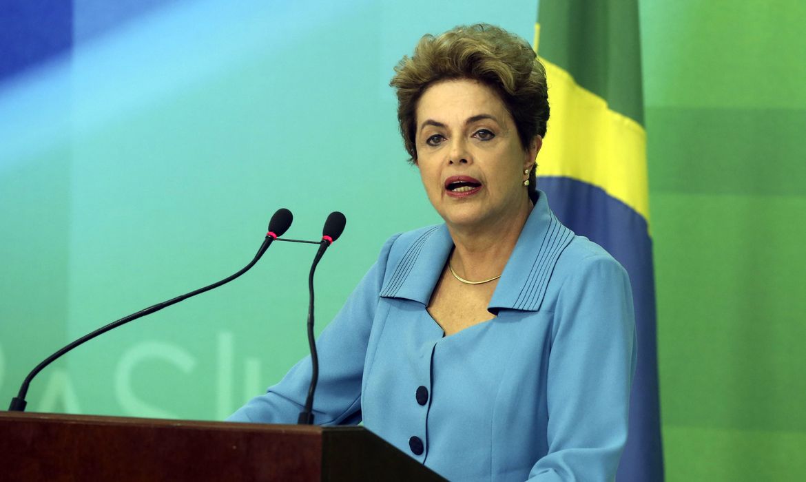 Brasília - Em declaração à imprensa, a presidenta Dilma Rousseff fala sobre a aprovação da abertura do processo de impeachment pela Câmara dos Deputados (Valter Campanato/Agência Brasil)