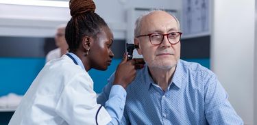 Médica examina ouvido de paciente