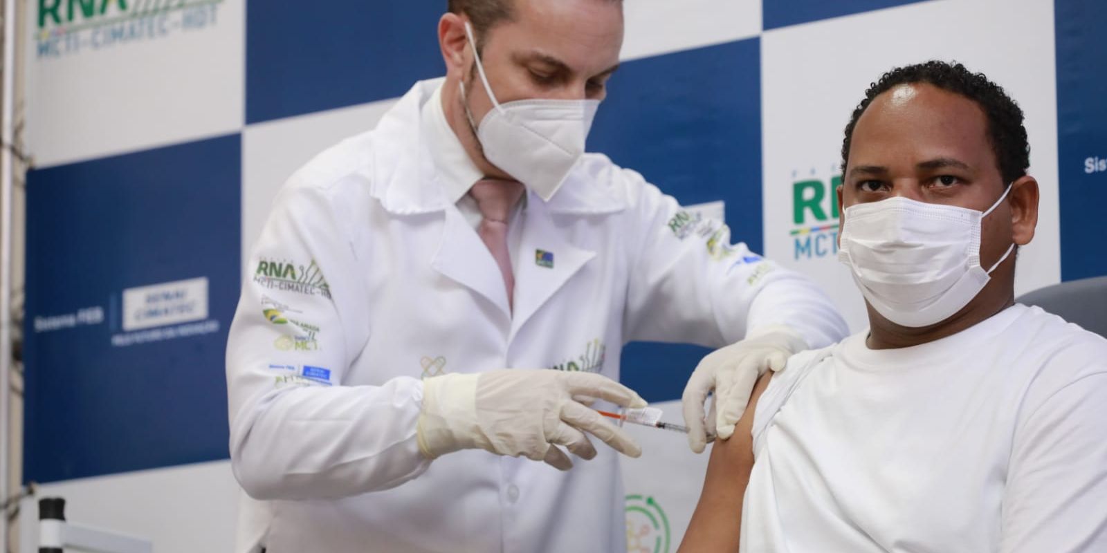 Vacina brasileira contra a covid-19 é aplicada pela primeira vez.