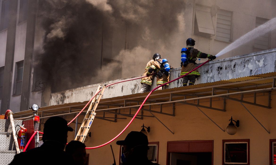 Bombeiros controlam incêndio no hospital de Bonsucesso, na zona norte do Rio de Janeiro.