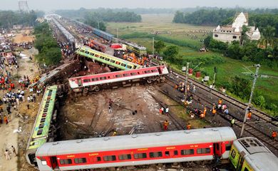 A drone view shows derailed coaches after two passenger trains collided in Balasore district in the eastern state of Odisha, India, June 3, 2023. REUTERS/Stringer NO RESALES. NO ARCHIVES.     TPX IMAGES OF THE DAY     