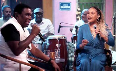 Rio de Janeiro (RJ) 28/02/2025 - Neguinho da Beija-Flor solta a voz e canta sucessos no Samba na Gamboa, da TV Brasil. Frame: TV Brasil/Divulgação