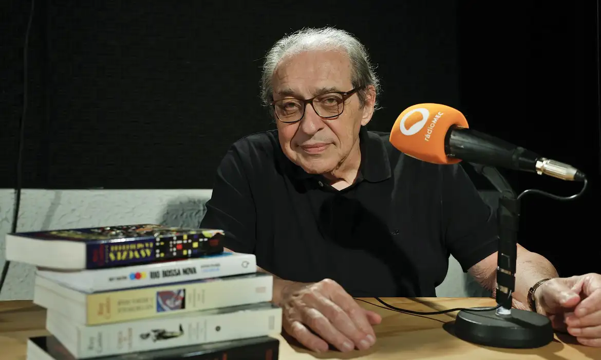 Rio de Janeiro (RJ), 06/02/2025 - Foto feita 01/07/2024 - O jornalista e escritor Ruy Castro, que vai  comandar um programa sobre séries originais e crônicas na Rádio MEC, nos estúdios da  rádio. Foto: Tânia Rêgo/Agência Brasil