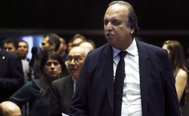Brasília - O governador do Rio de Janeiro, Luiz Fernando Pezão, durante sessão no plenário da Câmara dos Deputados para concluir a votação dos destaques apresentados ao projeto de lei complementar sobre o regime de recuperação fiscal dos
