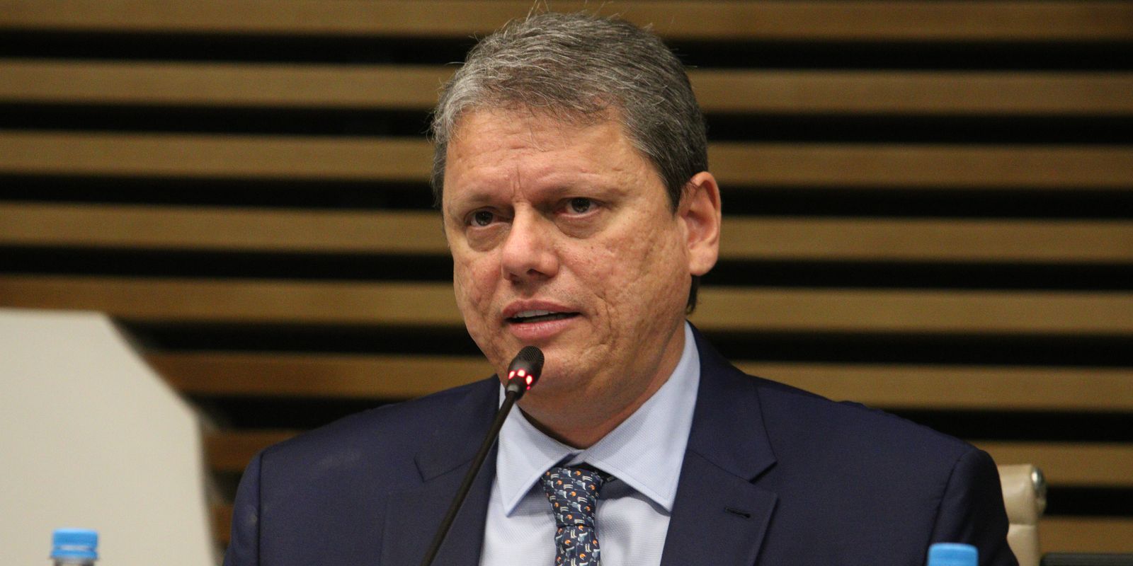 Tarcísio sanciona lei que cria escolas cívico-militares em SP
