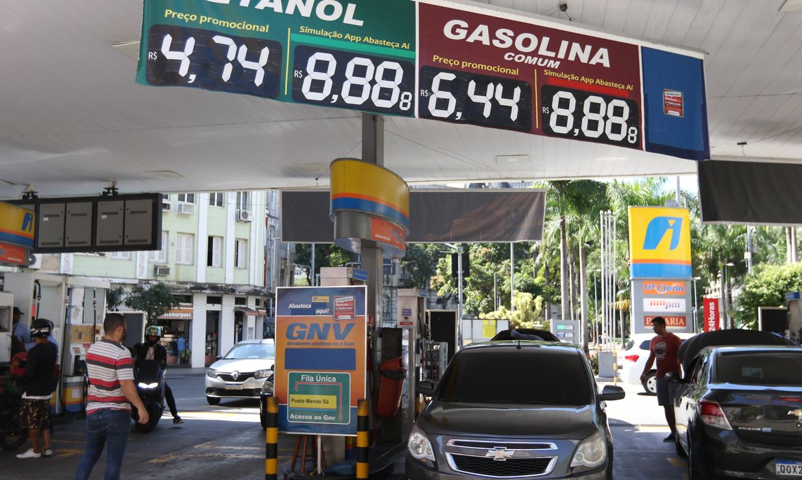 Postos de combustíveis oferecem preços menores após redução do ICMS sobre combustíveis no Rio de Janeiro