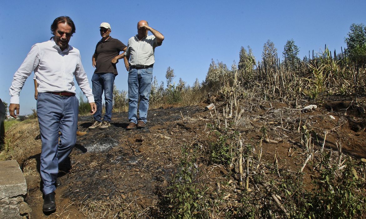 O presidente do governo regional da Madeira, Miguel Albuquerque, visita área atingida por incêndio na Ponta do Sol (Lusa/Direitos Reservados)