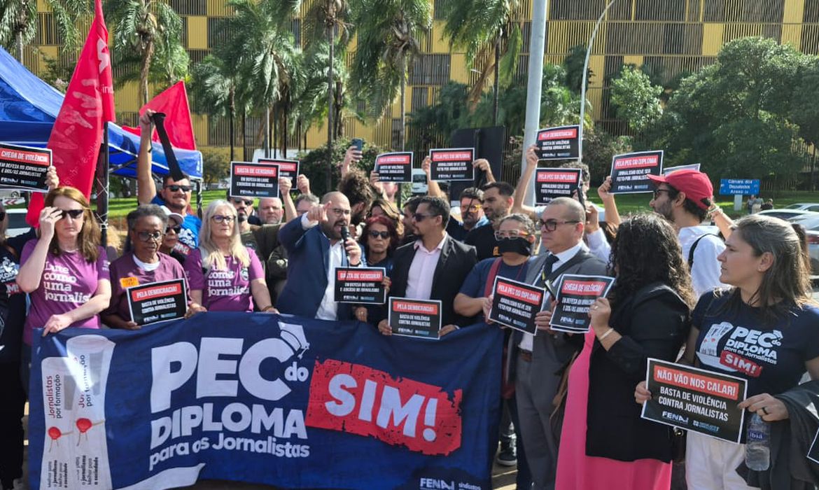 Pedro Rafael/Agência Brasil Brasília (DF), 10/12/2025 – Ato em defesa dos jornalistas e pela PEC do diploma.
Foto: Pedro Rafael/Agência Brasil