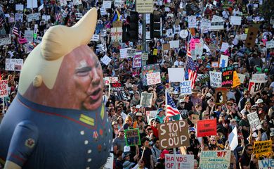 Demonstrators take part in a 'Hands Off!' protest against U.S. President Donald Trump and his adviser Elon Musk, in Los Angeles, California, U.S., April 5, 2025. Reuters/Daniel Cole/Proibida reprodução