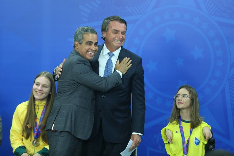 O ministro da Cidadania, Ronaldo Vieira Bento e o presidente Jair Bolsonaro, durante  evento de recepção dos  atletas da 19ª edição da Gynminasíade,no Palácio do Planalto