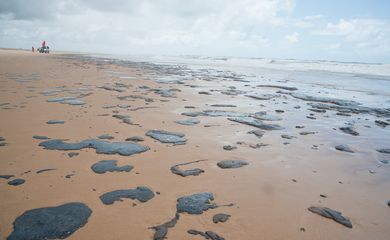 Mancha de óleo atinge o litoral do Sergipe