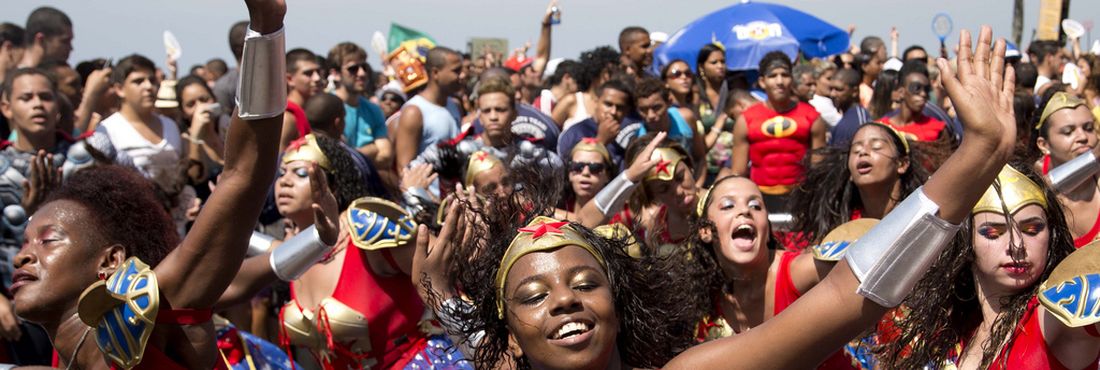 Bloco do AfroReggae lotou a orla de Ipanema, na zona sul do Rio de Janeiro