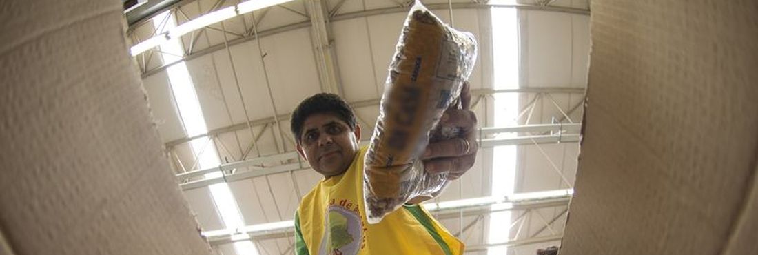 Voluntário ajuda na coleta de alimentos doados
