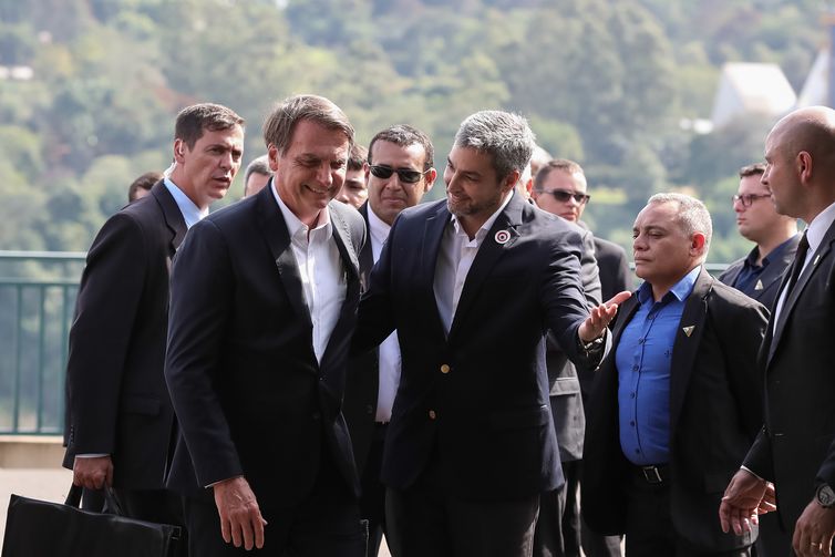 Os presidentes do Brasil, Jair Bolsonaro, e do Paraguai, Mario Abdo Benítez, durante cerimônia de lançamento da pedra fundamental da segunda ponte entre os dois países.