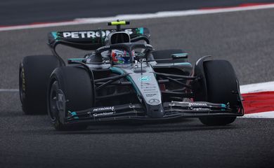 Andrea Kimi Antonelli pilota seu Mercedes durante testes da Fórmula 1 no circuito de Sakhir, no Barein
26/02/2025 REUTERS/Hamad I Mohammed