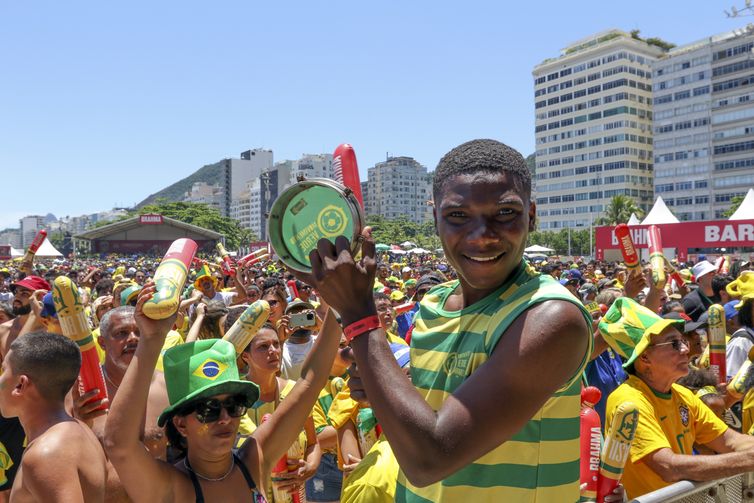 Torcedoreres assistem ao jogo Brasil x Croácia, no espaço FIFA Fan Fest, na praia de Copacabana, zona sul da cidade.