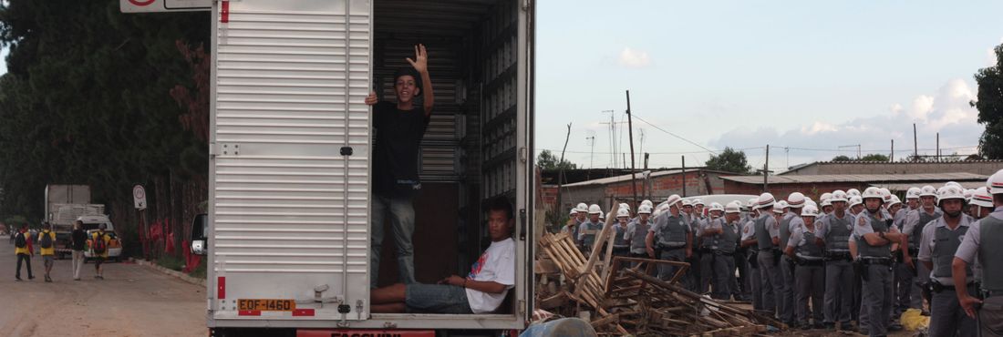 Caminhões levam mudança de ocupantes do Pinheirinho, em São José dos Campos (SP).