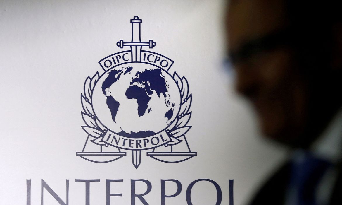 FILE PHOTO: A man passes an Interpol logo during the handing over ceremony of the new premises for Interpol's Global Complex for Innovation in Singapore. Foto: REUTERS/File Photo