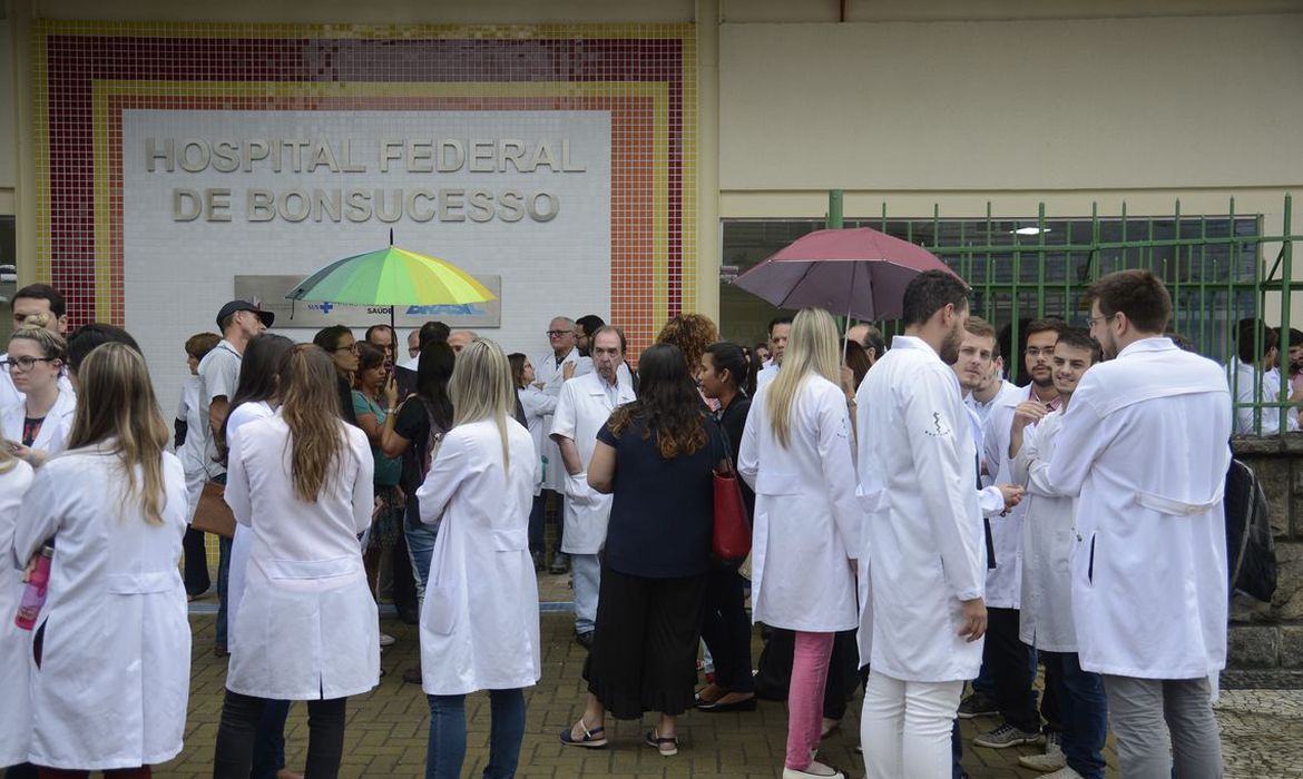 Rio de Janeiro - O Conselho Regional de Medicina do Estado do Rio de Janeiro (Cremerj)  faz coletiva de imprensa, na porta do Hospital Federal de Bonsucesso (Tânia Rêgo/Agência Brasil)
