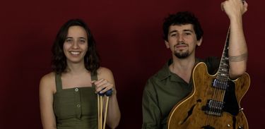 Duo Foz, formado pela percussionista Natália Mitre e pelo guitarrista PC Guimarães