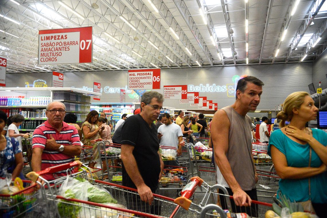 Vitória (ES) - Supermercados lotados com filas nos caixas e na entrada funcionam com horário reduzido (Tânia Rêgo/Agência Brasil)