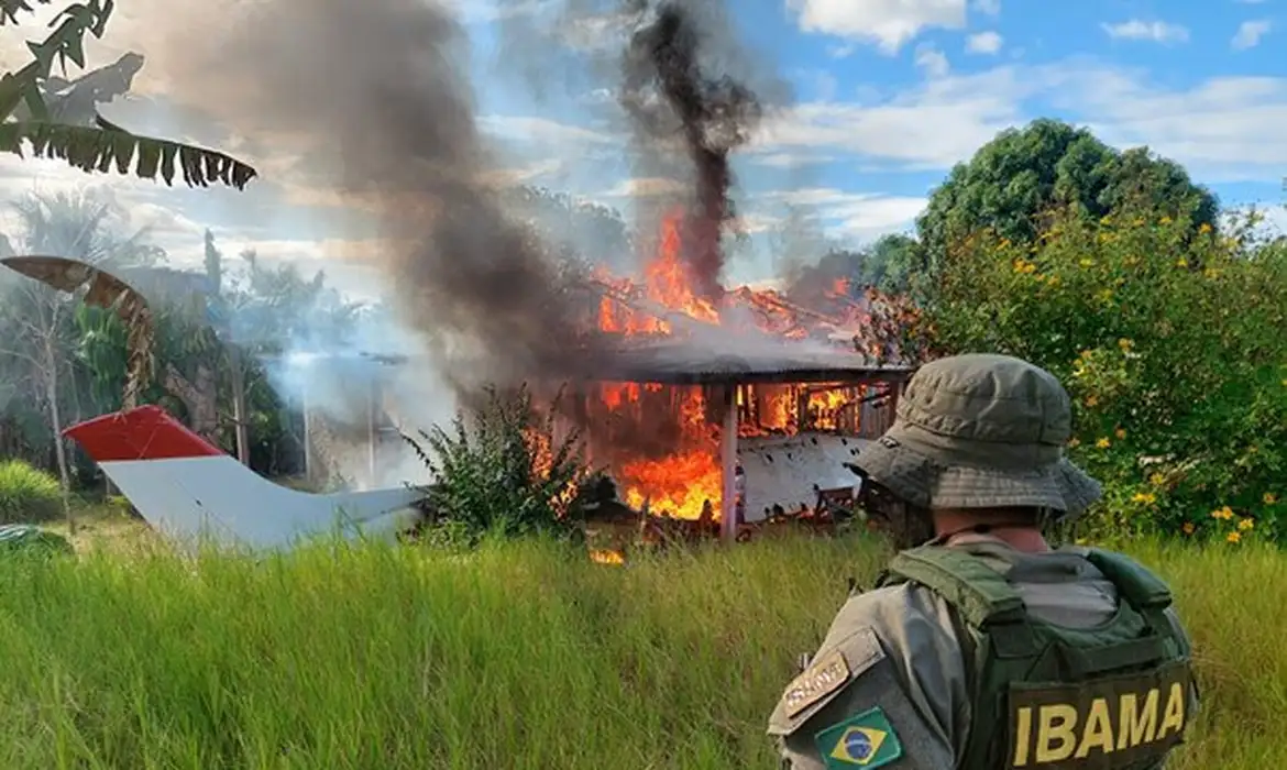 Ibama, Funai e Força Nacional destruíram helicóptero, avião e trator usados pelos garimpeiros ilegais na terra yanomami.