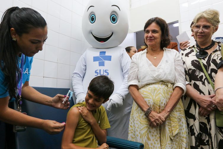 Crianças de 10 e 11 anos já podem se vacinar contra a dengue no DF | Agência Brasil