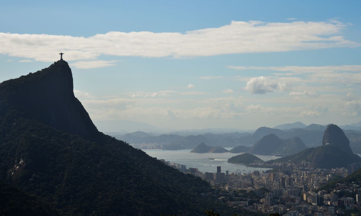 Panorama da cidade do Rio de Janeiro com destaque para as montanhas do Corcovado (esquerda), Pão de Açúcar (centro, ao fundo) (Marcello Casal Jr/Agência Brasil)
