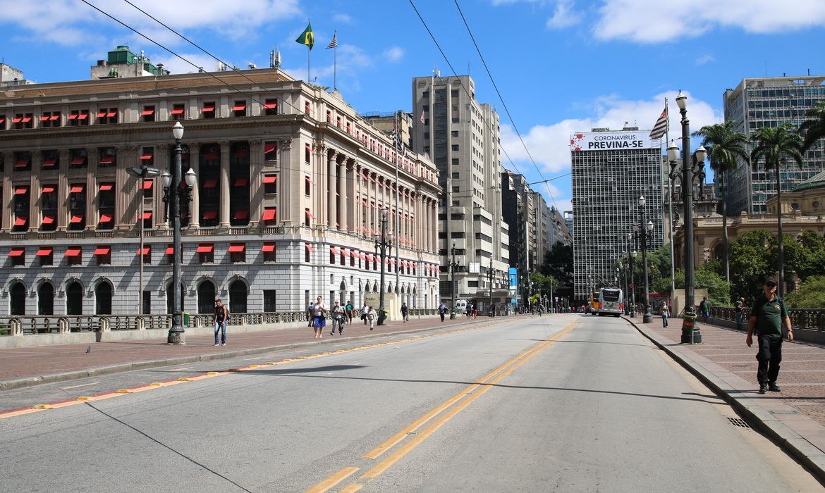 Movimento no Viaduto do Chá em São Paulo durante a quarentena