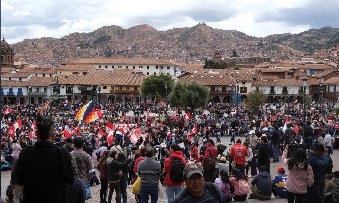 Manifestantes se reúnem em Cuzco em meio ao estado de emergência no Peru