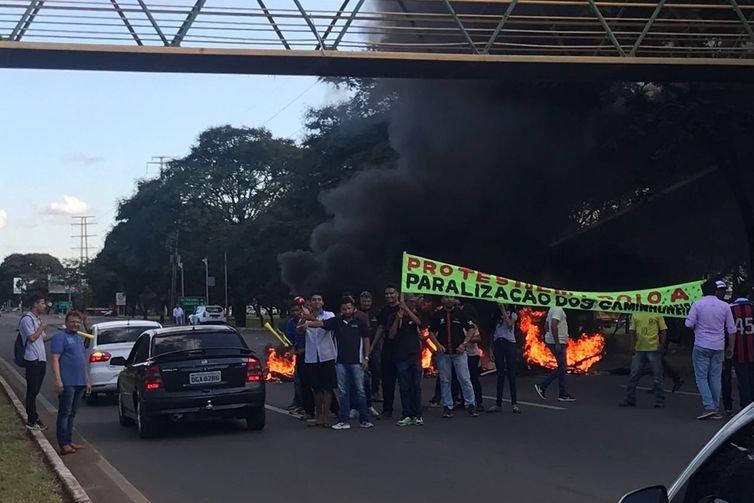 Feirantes fazem protesto em apoio a paralisação dos caminhoneiros, na  Epia Norte, em frente ao Ceasa-DF.