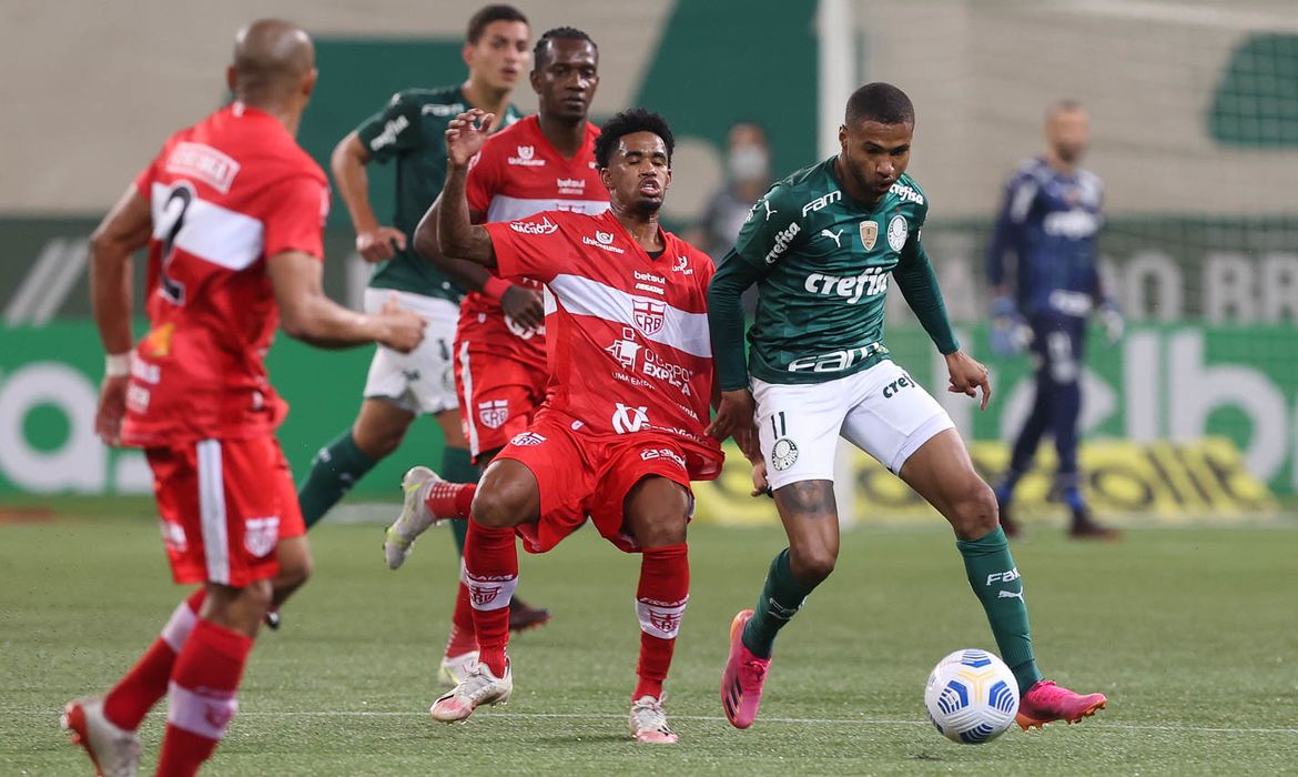 Palmeiras perde em casa para CRB e fica fora da Copa do Brasil