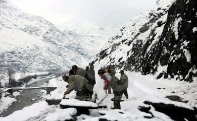 Avalanche no Paquistão - Foto Hammad khan Farooqi/Agência Lusa.jpg
