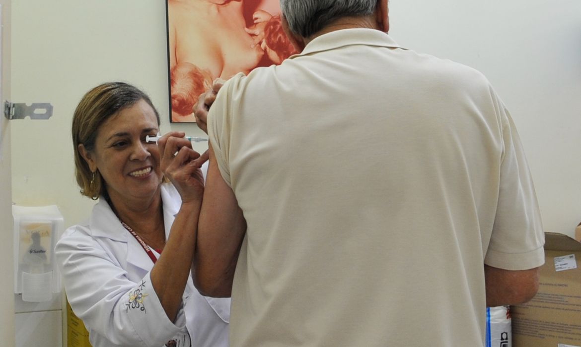 Campanha nacional  de vacinação contra gripe em 2015 (Elza Fiúza/Agência Brasil)