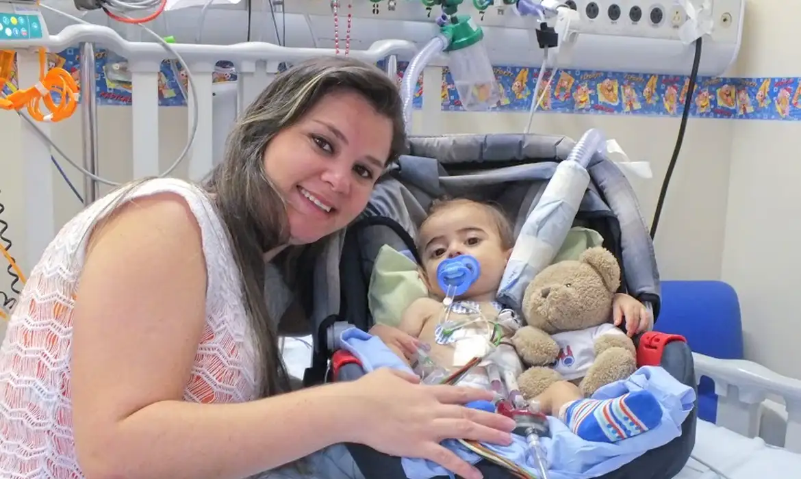 O bebê Gustavo e a mãe Luane no Incor