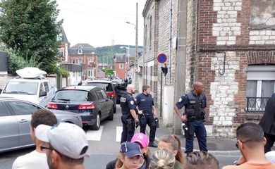 Policiais vigiam área em Saint Etienne du Rouvray, perto da igreja onde dois sequestradores e um padre foram mortos