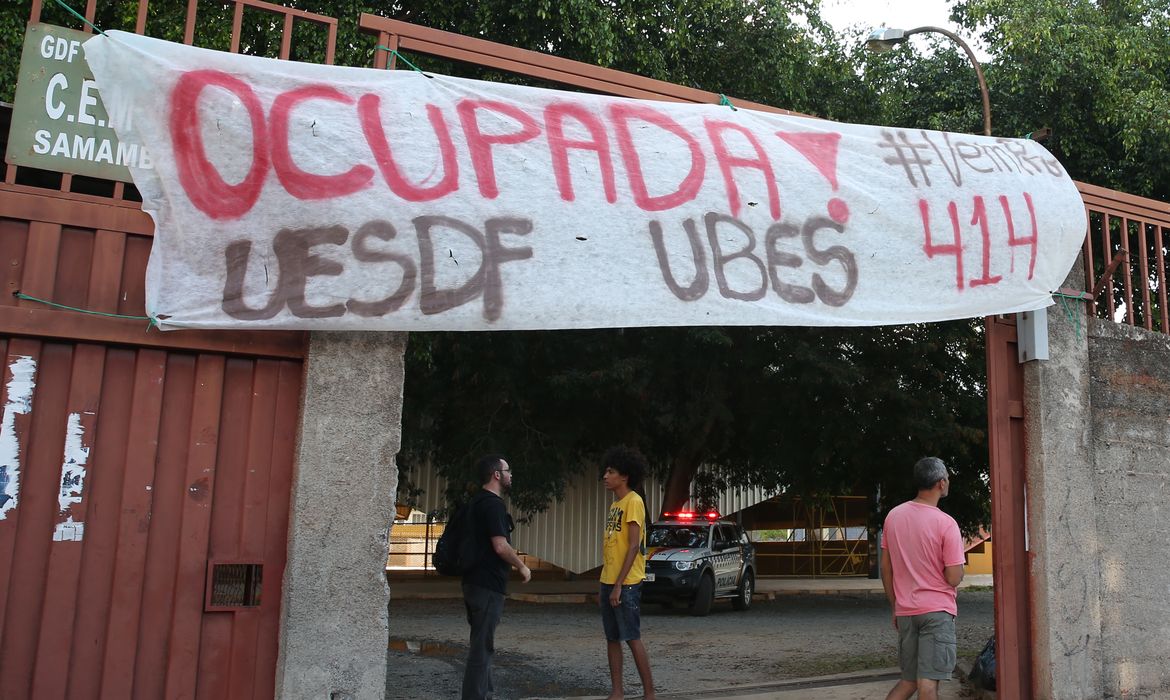 Brasília - Alunos ocupam Colégio de Samambaia em ato contra a reforma do ensino médio, a escola tem 1,7 mil alunos e a aula foi cancelada (Wilson Dias/Agência Brasil)