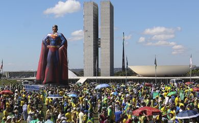 Um boneco inflável de 20 metros, mistura a imagem do ministro Sergio Moro, com o personagem de quadrinhos e cinema, o Super-Homem.